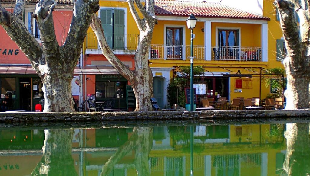 Logis Hotel De L'Etang Cucuron Luaran gambar