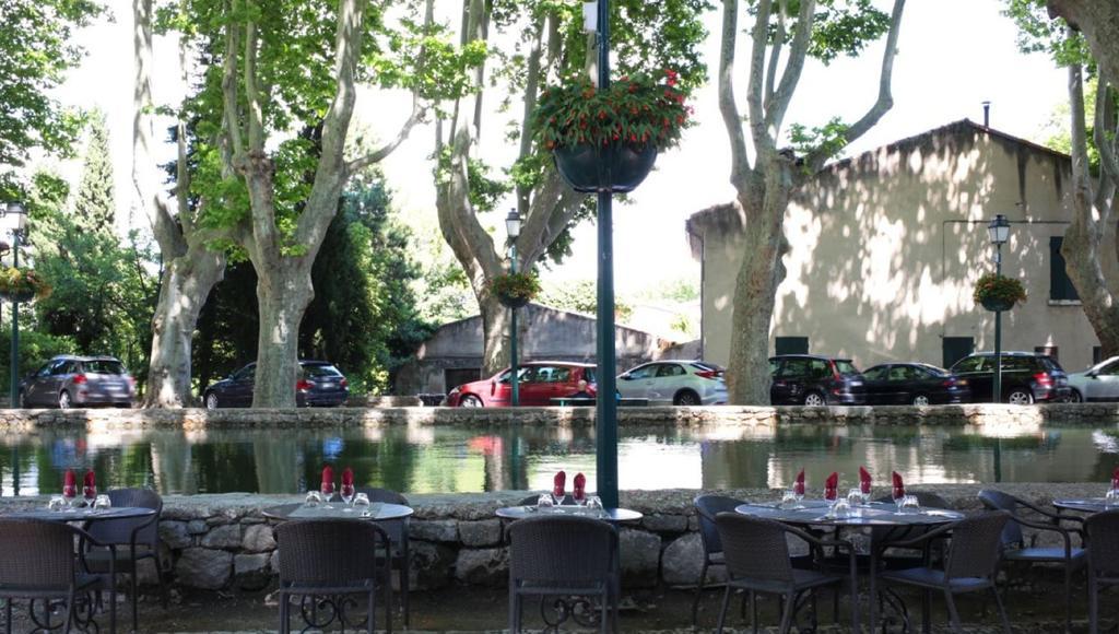 Logis Hotel De L'Etang Cucuron Luaran gambar