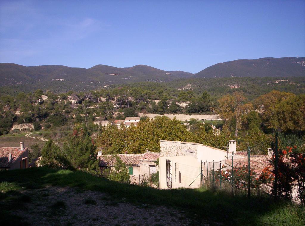 Logis Hotel De L'Etang Cucuron Luaran gambar
