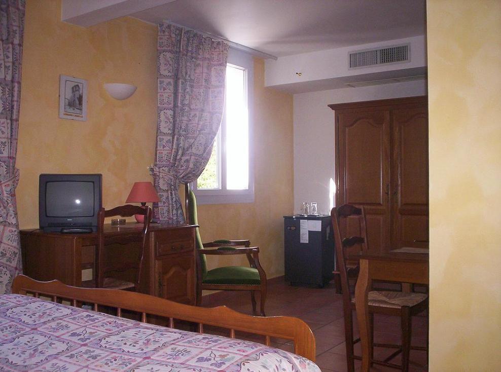 Logis Hotel De L'Etang Cucuron Luaran gambar