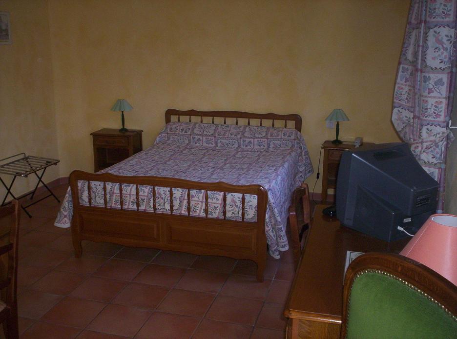 Logis Hotel De L'Etang Cucuron Luaran gambar