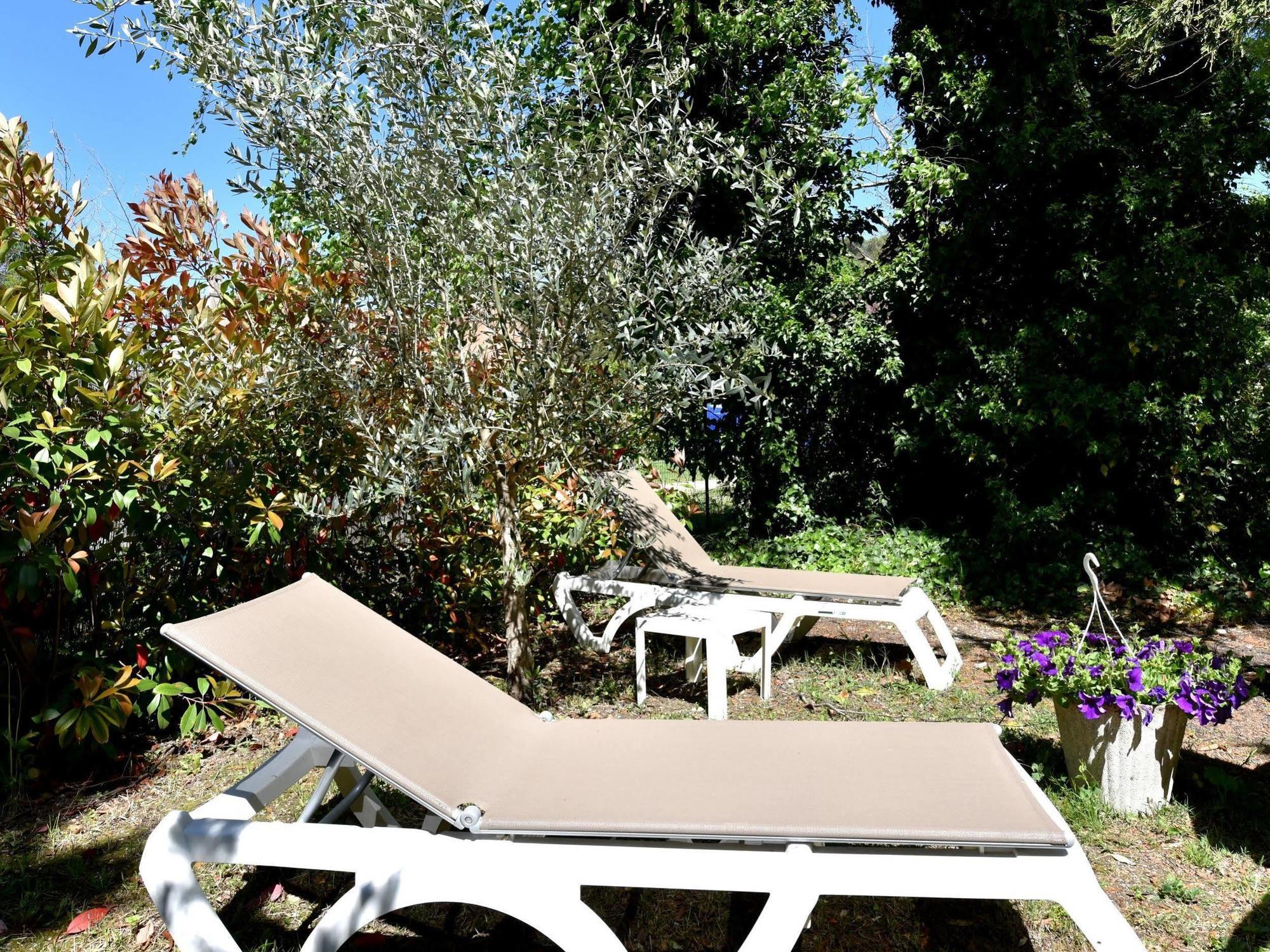 Logis Hotel De L'Etang Cucuron Luaran gambar