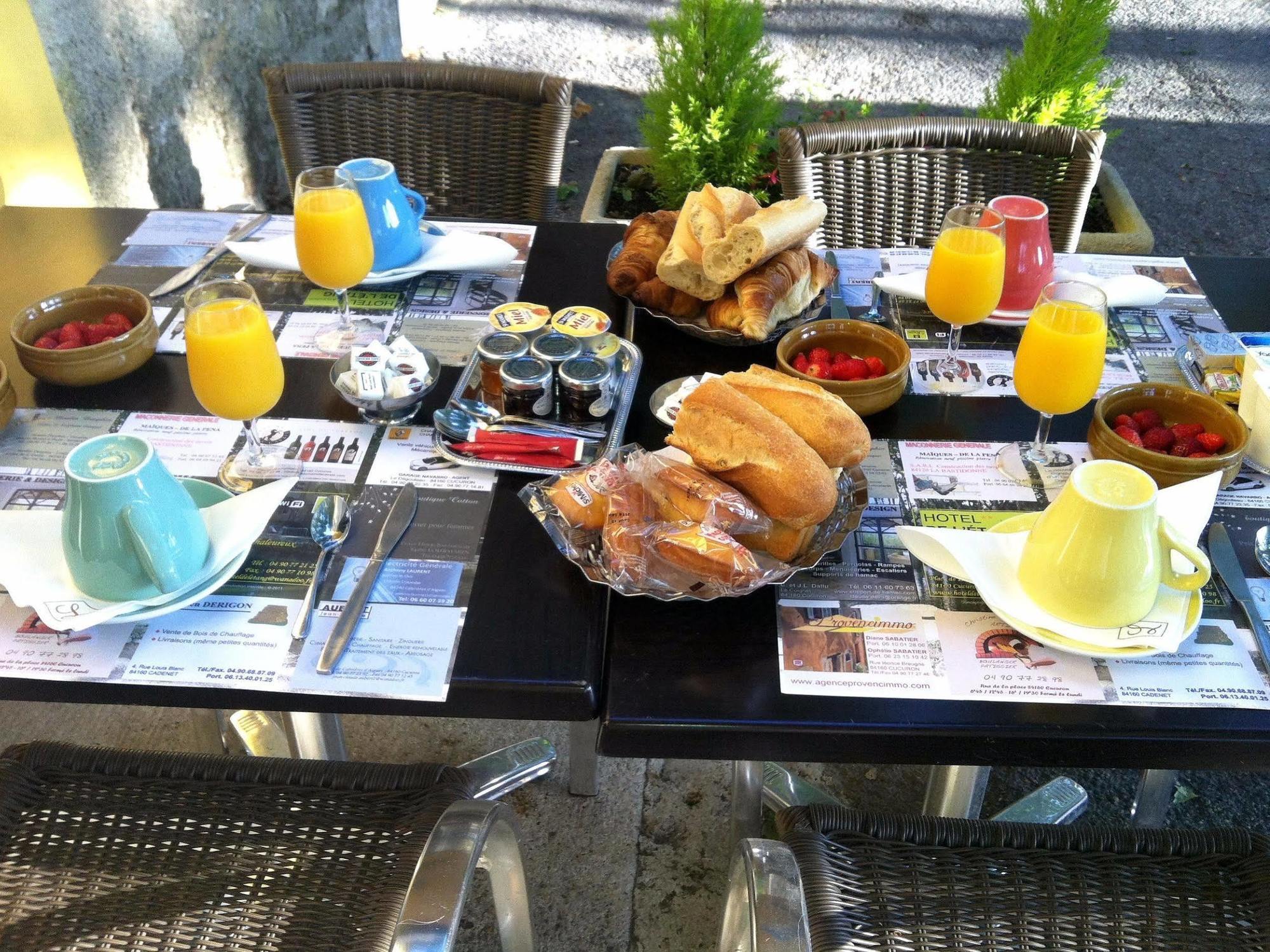 Logis Hotel De L'Etang Cucuron Luaran gambar
