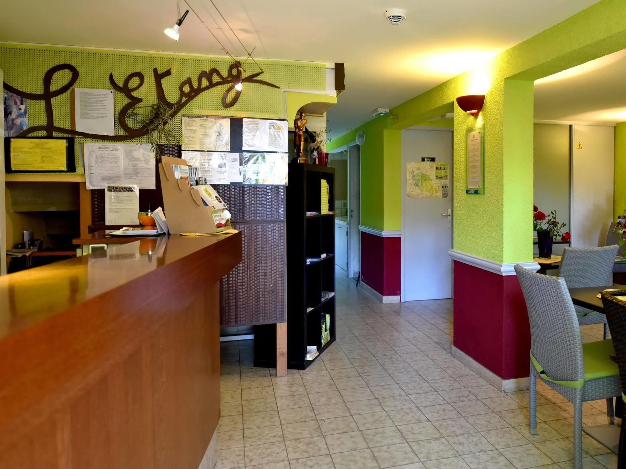 Logis Hotel De L'Etang Cucuron Luaran gambar