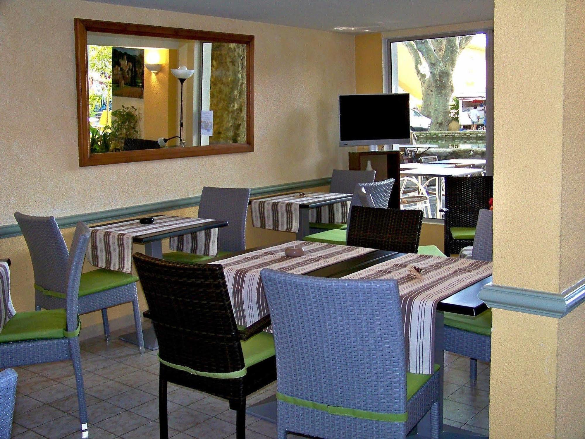 Logis Hotel De L'Etang Cucuron Luaran gambar
