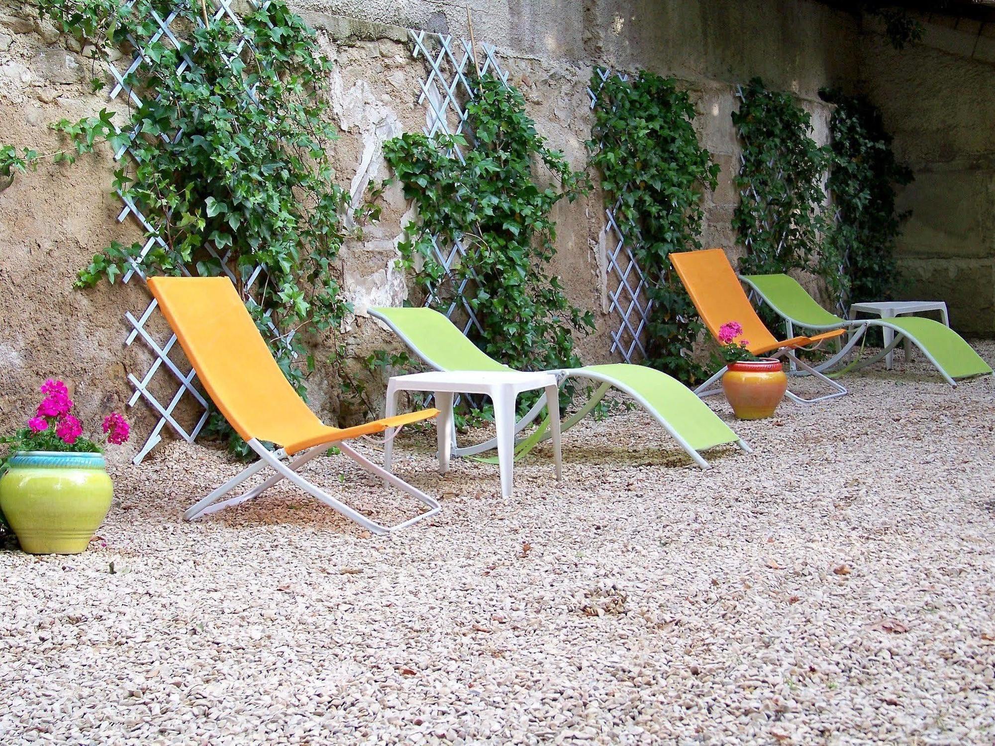 Logis Hotel De L'Etang Cucuron Luaran gambar