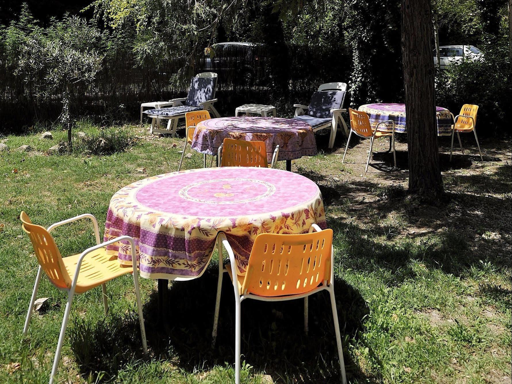 Logis Hotel De L'Etang Cucuron Luaran gambar