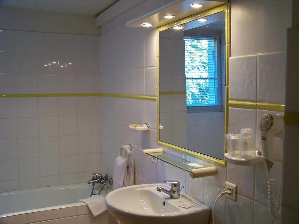 Logis Hotel De L'Etang Cucuron Luaran gambar