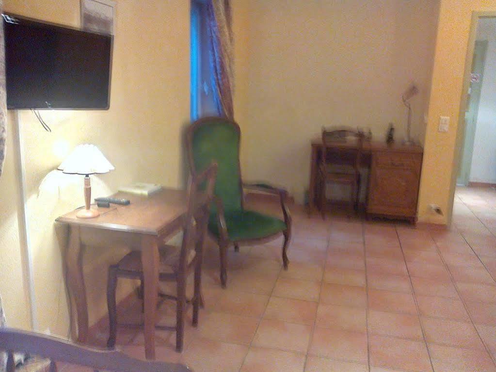 Logis Hotel De L'Etang Cucuron Luaran gambar