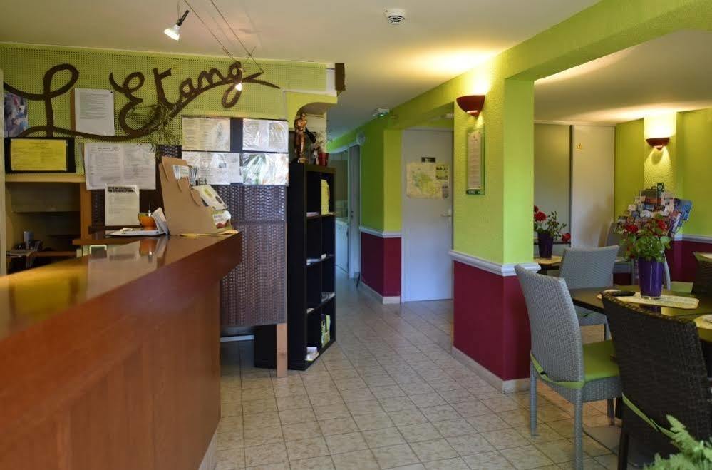 Logis Hotel De L'Etang Cucuron Luaran gambar