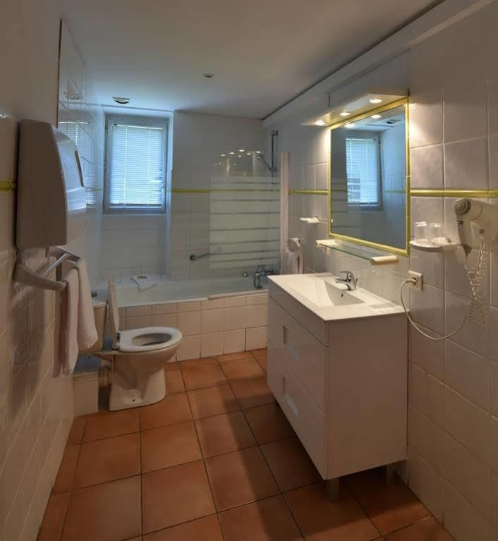 Logis Hotel De L'Etang Cucuron Luaran gambar