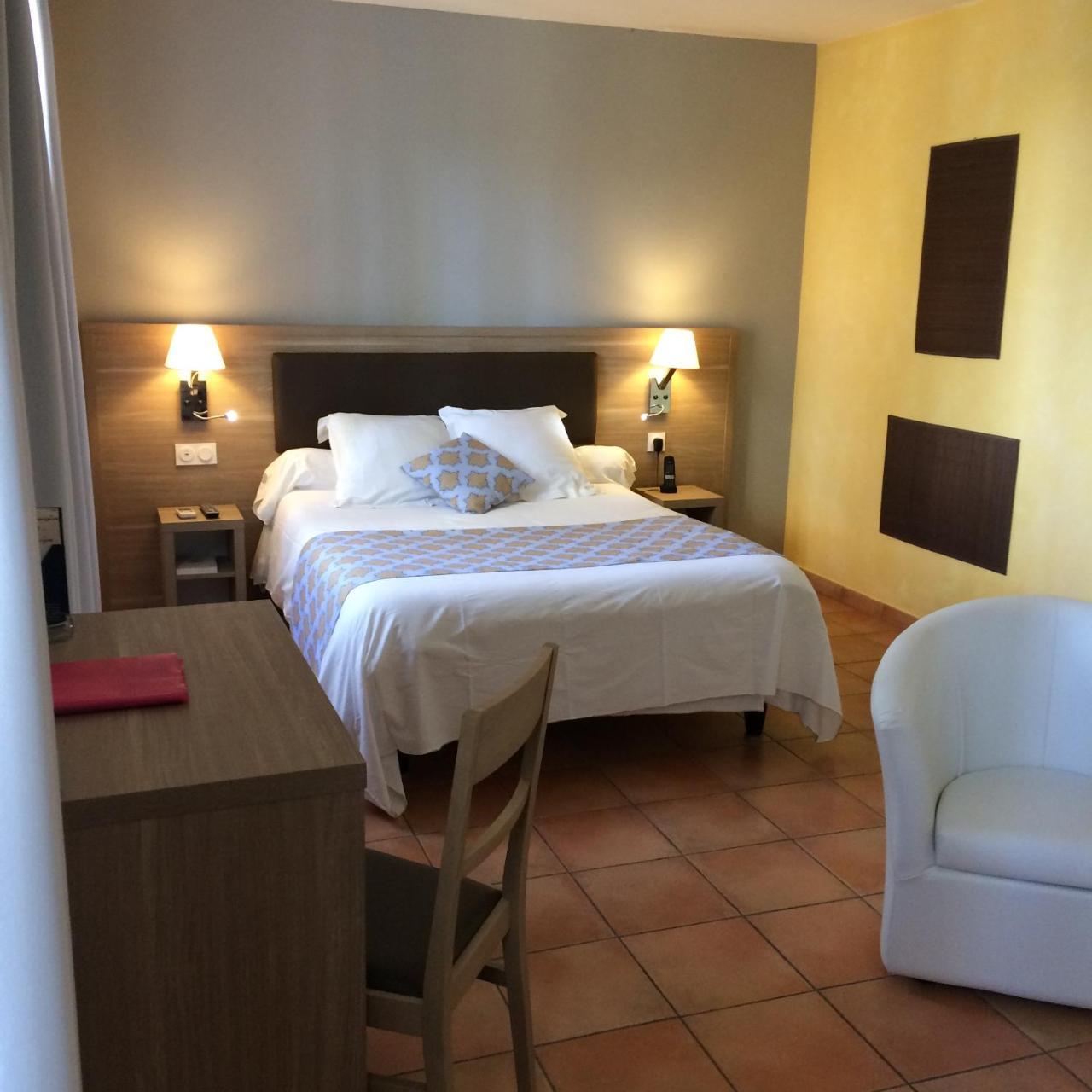 Logis Hotel De L'Etang Cucuron Luaran gambar