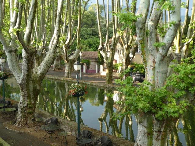 Logis Hotel De L'Etang Cucuron Luaran gambar